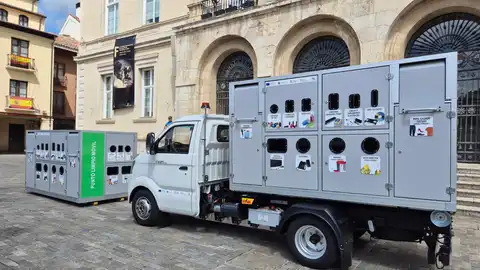 La Junta entrega dos puntos limpios móviles con un camión eléctrico para su transporte y dos puntos de recarga al Ayuntamiento de Palencia .