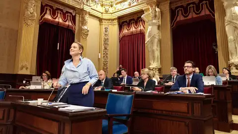 La Presidenta del Govern balear, Marga Prohens, durante la sesión de control al Govern este martes en el Parlament balear. La Presidenta del Govern balear, Marga Prohens, durante la sesión de control al Govern este martes en el Parlament balear.