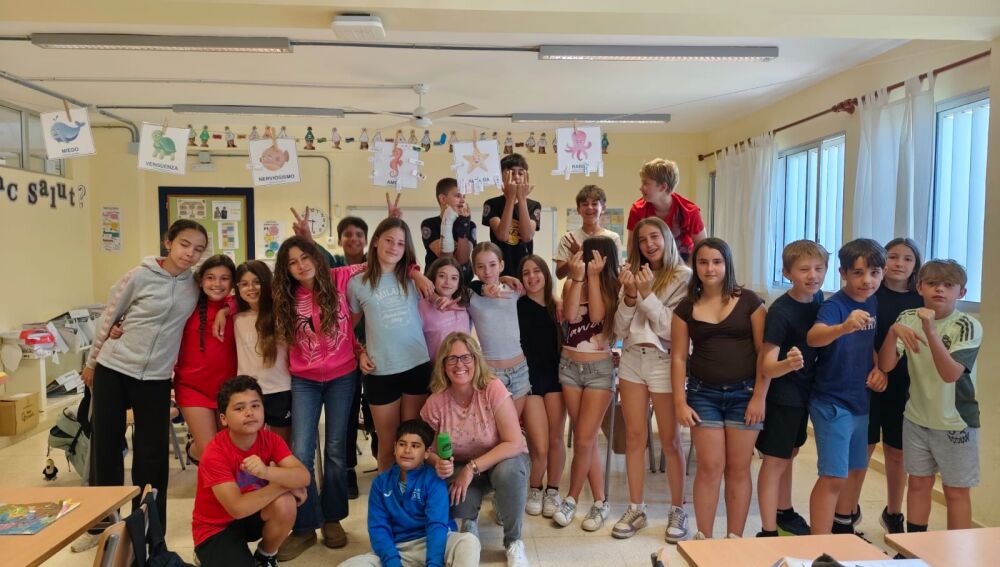 Toda la clase con el micrófono verde tras el reportaje