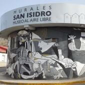 'Guernica' (2012), mural colectivo de homenaje a la célebre pintura de Picasso que da la bienvenida a los visitantes