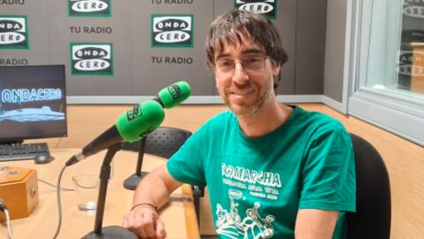 Julio Berzal, miembro de la asociaci&oacute;n Agua de Mayo, en los estudios de Onda Cero Alcal&aacute; de Henares