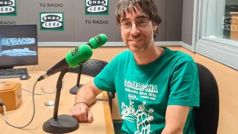 Diversas asociaciones y colectivos relanzan la web Agenda del Henares Julio Berzal, miembro de la asociación Agua de Mayo, en los estudios de Onda Cero Alcalá de Henares