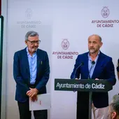 Presentación en el Ayuntamiento de Cádiz con Juancho Ortiz y representantes del Consorcio de Bomberos de Cádiz Presentación en el Ayuntamiento de Cádiz con Juancho Ortiz y representantes del Consorcio de Bomberos de Cádiz
