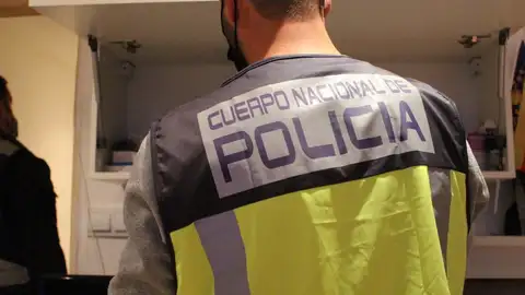 Un agente de Policía Nacional en tareas de investigación.- Un agente de Policía Nacional en tareas de investigación.-