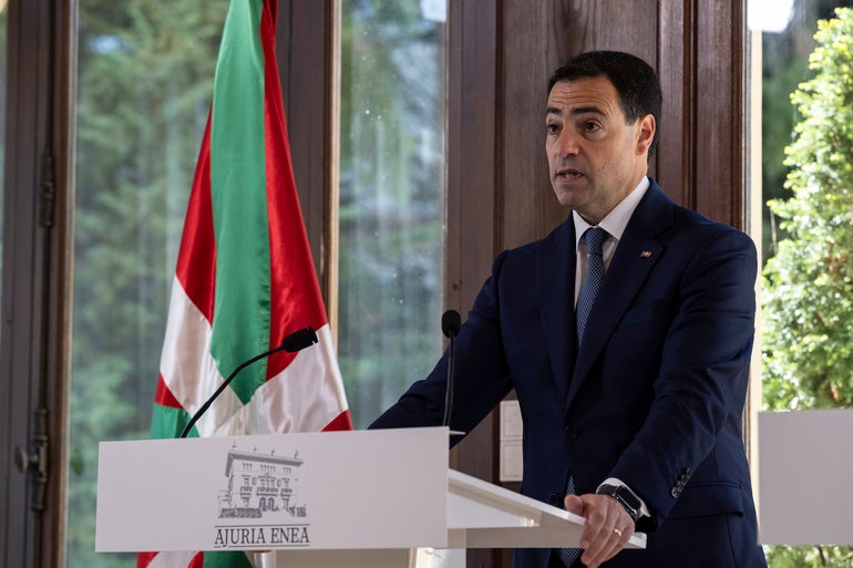 Pradales atribuye las dudas de Bilbao y San Sebastián respecto al Mundial a las "nuevas exigencias" de la FIFA Pradales atribuye las dudas de Bilbao y San Sebastián respecto al Mundial a las "nuevas exigencias" de la FIFA
