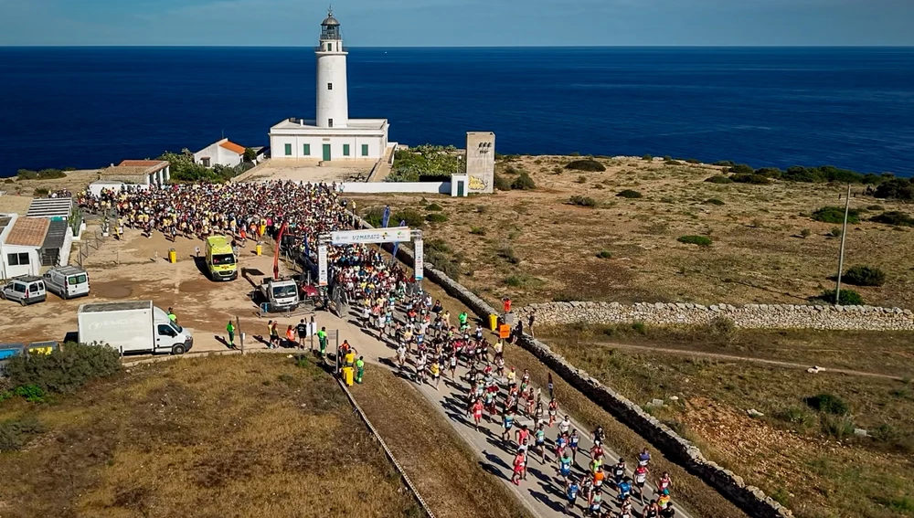 Espectacular imagen de la salida de la Mitja Marató de Formentera Espectacular imagen de la salida de la Mitja Marató de Formentera
