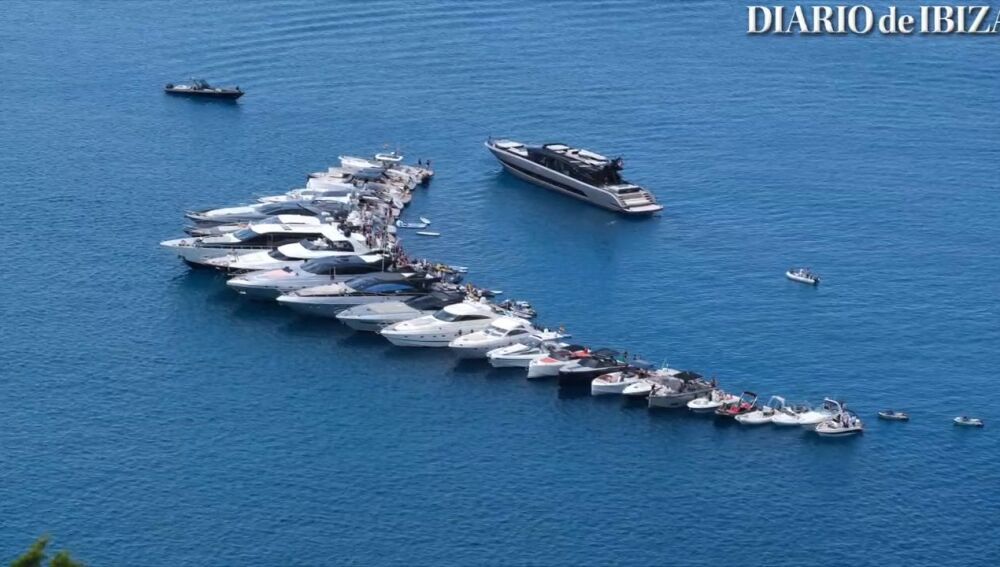 Fiesta con la treintena de barcos abarloados en Formentera