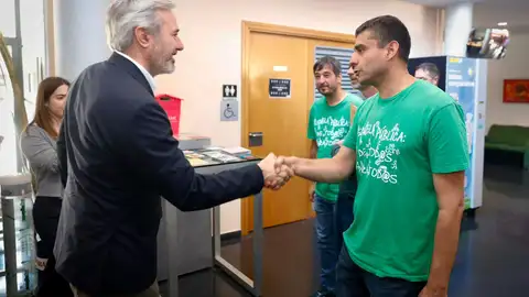 Sonora pitada de la Escuela Pública al presidente Azcón en un acto en Huesca Sonora pitada de la Escuela Pública al presidente Azcón en un acto en Huesca