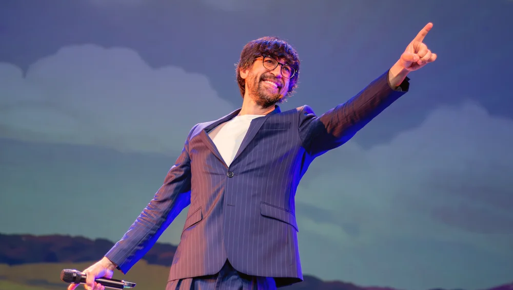 Luis Piedrahita s'entrega al públic que el visita al teatre per gaudir de l'espectacle 'Apocalípticamente correcto' Luis Piedrahita s'entrega al públic que el visita al teatre per gaudir de l'espectacle 'Apocalípticamente correcto'