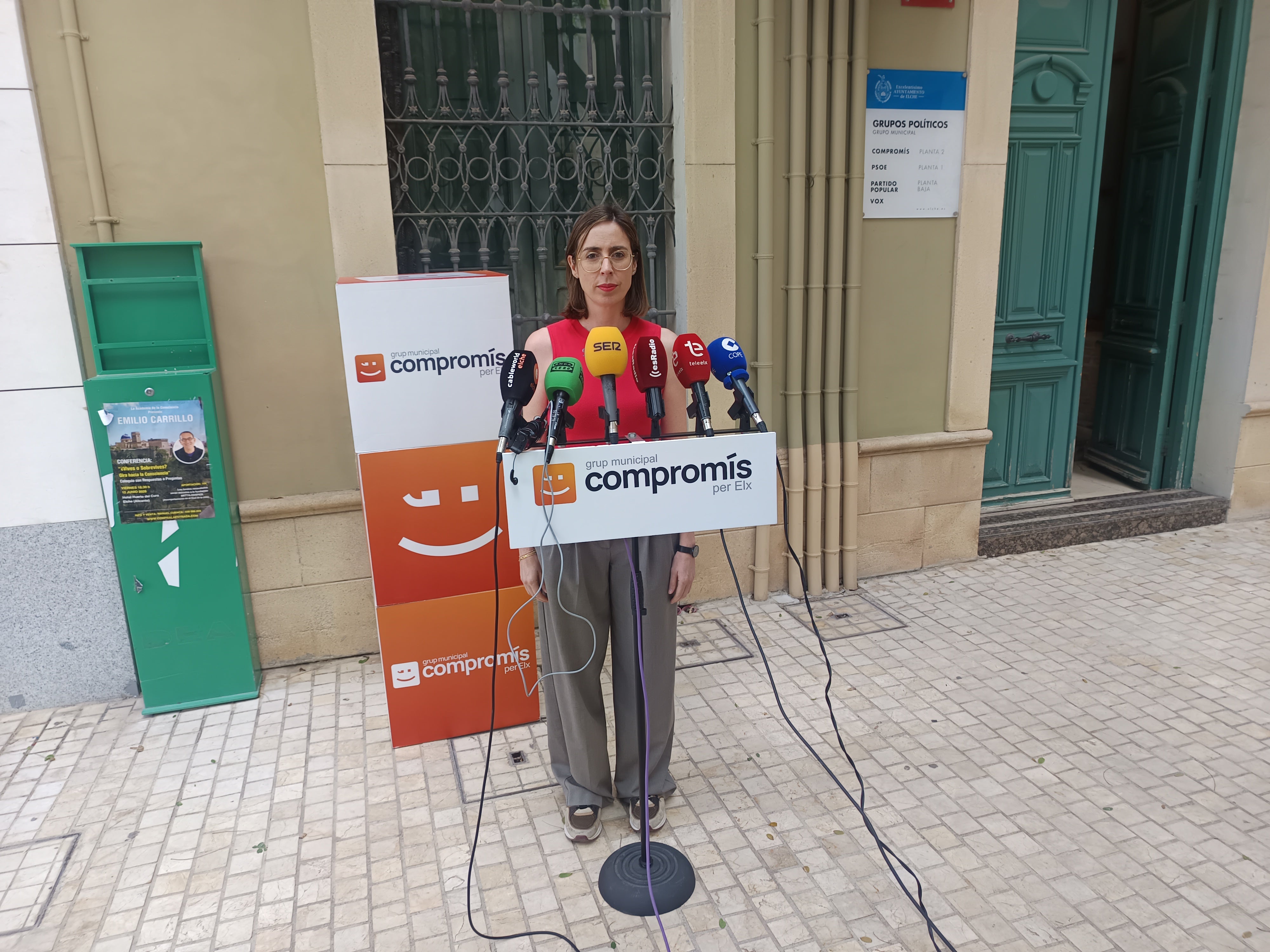 Compromís per Elx aboga por implicar a los vecinos del entorno del aeropuerto en la regulación de las campas de coches Compromís per Elx aboga por implicar a los vecinos del entorno del aeropuerto en la regulación de las campas de coches