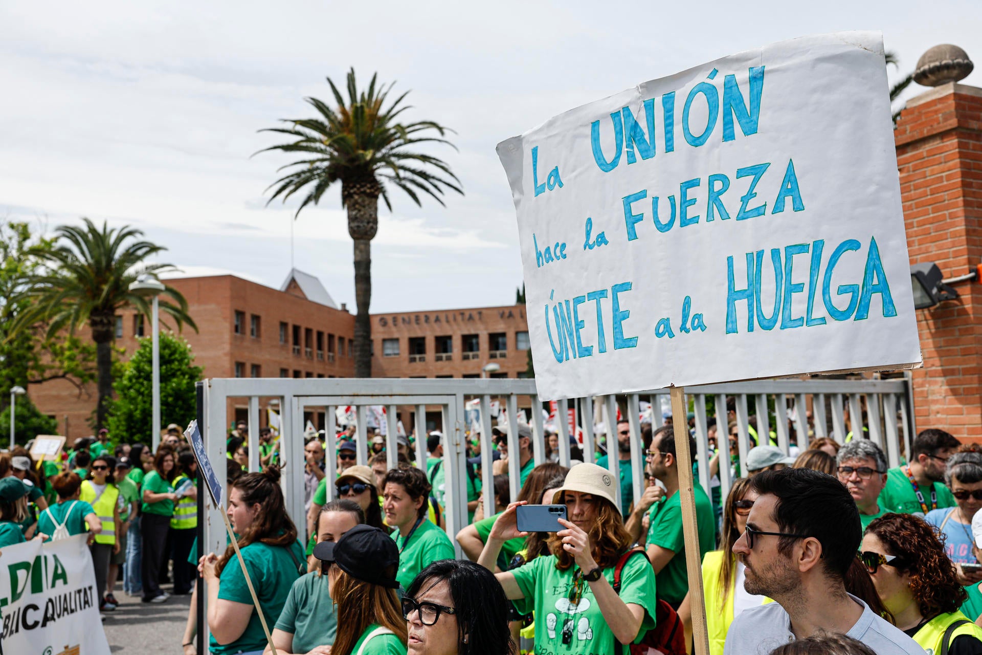 Cientos de profesores concentrados a las puertas de la Conselleria de Educación, en una imagen de estos días. Cientos de profesores concentrados a las puertas de la Conselleria de Educación, en una imagen de estos días. Cientos de profesores concentrados a las puertas de la Conselleria de Educación, en una imagen de estos días. Cientos de profesores concentrados a las puertas de la Conselleria de Educación, en una imagen de estos días.