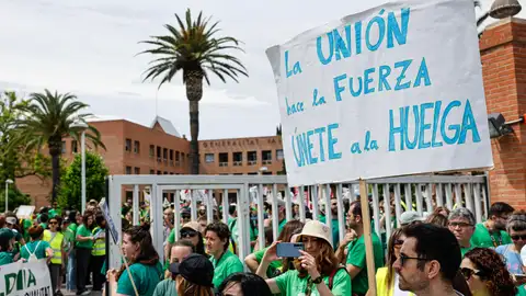 Cientos de profesores concentrados a las puertas de la Conselleria de Educación, en una imagen de estos días. Cientos de profesores concentrados a las puertas de la Conselleria de Educación, en una imagen de estos días. Cientos de profesores concentrados a las puertas de la Conselleria de Educación, en una imagen de estos días. Cientos de profesores concentrados a las puertas de la Conselleria de Educación, en una imagen de estos días.