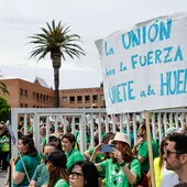Cientos de profesores concentrados a las puertas de la Conselleria de Educación, en una imagen de estos días. Cientos de profesores concentrados a las puertas de la Conselleria de Educación, en una imagen de estos días. Cientos de profesores concentrados a las puertas de la Conselleria de Educación, en una imagen de estos días. Cientos de profesores concentrados a las puertas de la Conselleria de Educación, en una imagen de estos días.