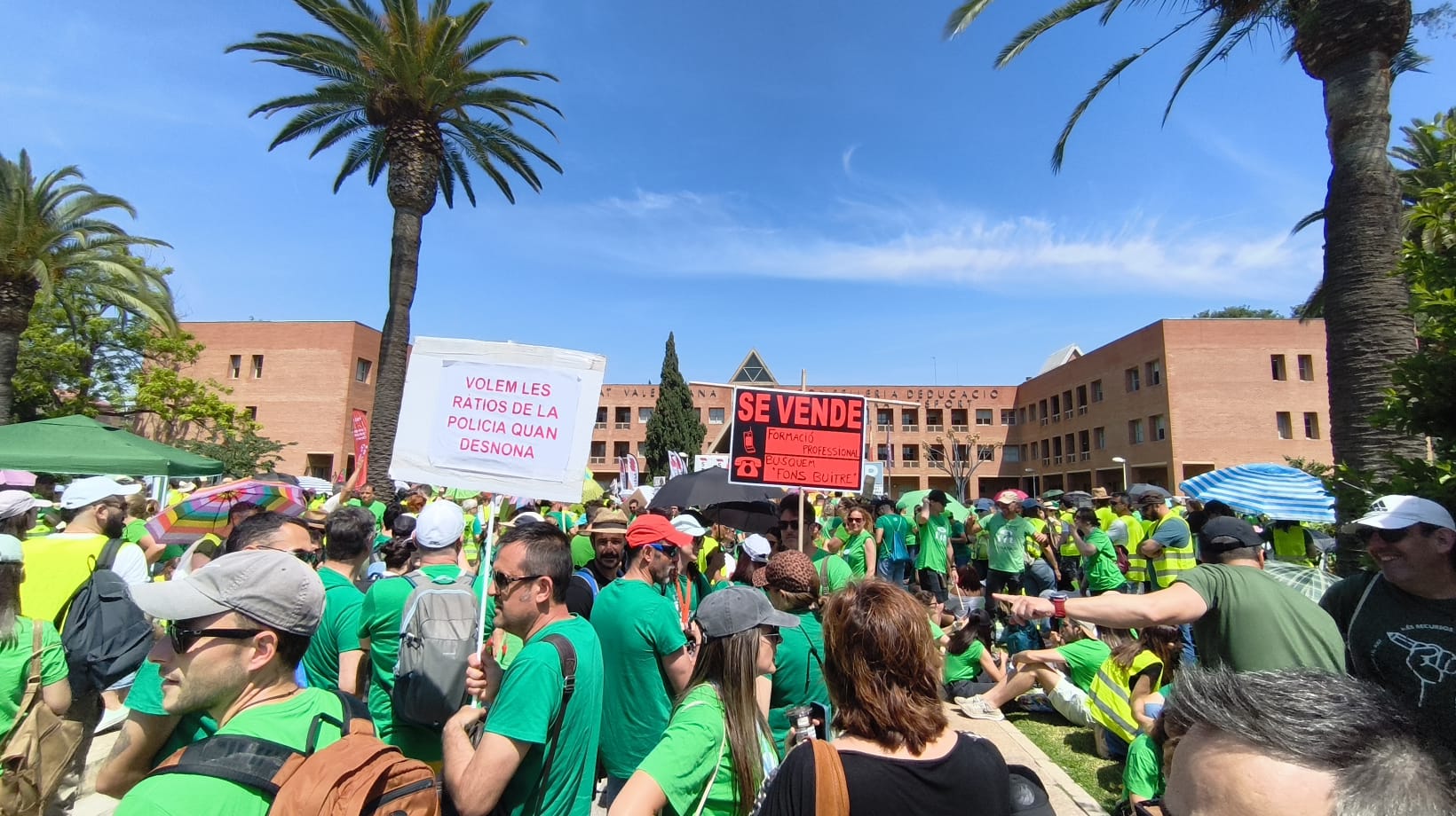 Los docentes hacen presión para que la Consellería de Educación plantee un nuevo acuerdo Los docentes hacen presión para que la Consellería de Educación plantee un nuevo acuerdo