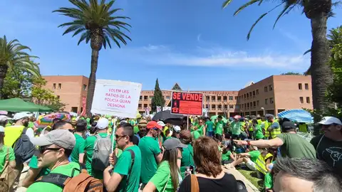 Los docentes han vuelto a concentrarse a las puertas de la Consellería de Educación. Los docentes han vuelto a concentrarse a las puertas de la Consellería de Educación.