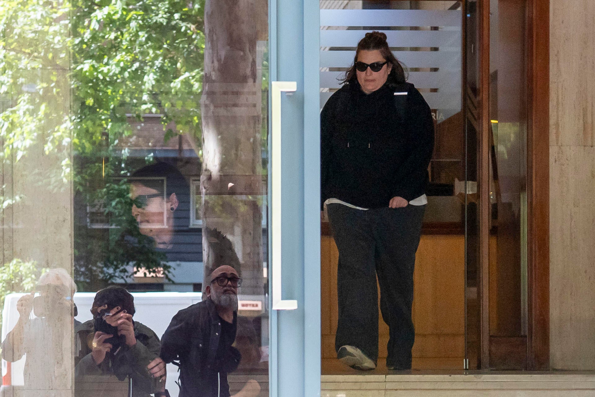 Una de las hijas de Zapatero, a su salida de la sede de su empresa tras el registro efectuado por la UDEF. Una de las hijas de Zapatero, a su salida de la sede de su empresa tras el registro efectuado por la UDEF.