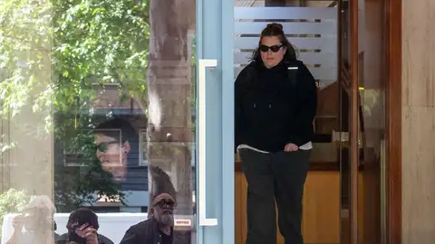 Una de las hijas de Zapatero, a su salida de la sede de su empresa tras el registro efectuado por la UDEF. Una de las hijas de Zapatero, a su salida de la sede de su empresa tras el registro efectuado por la UDEF.