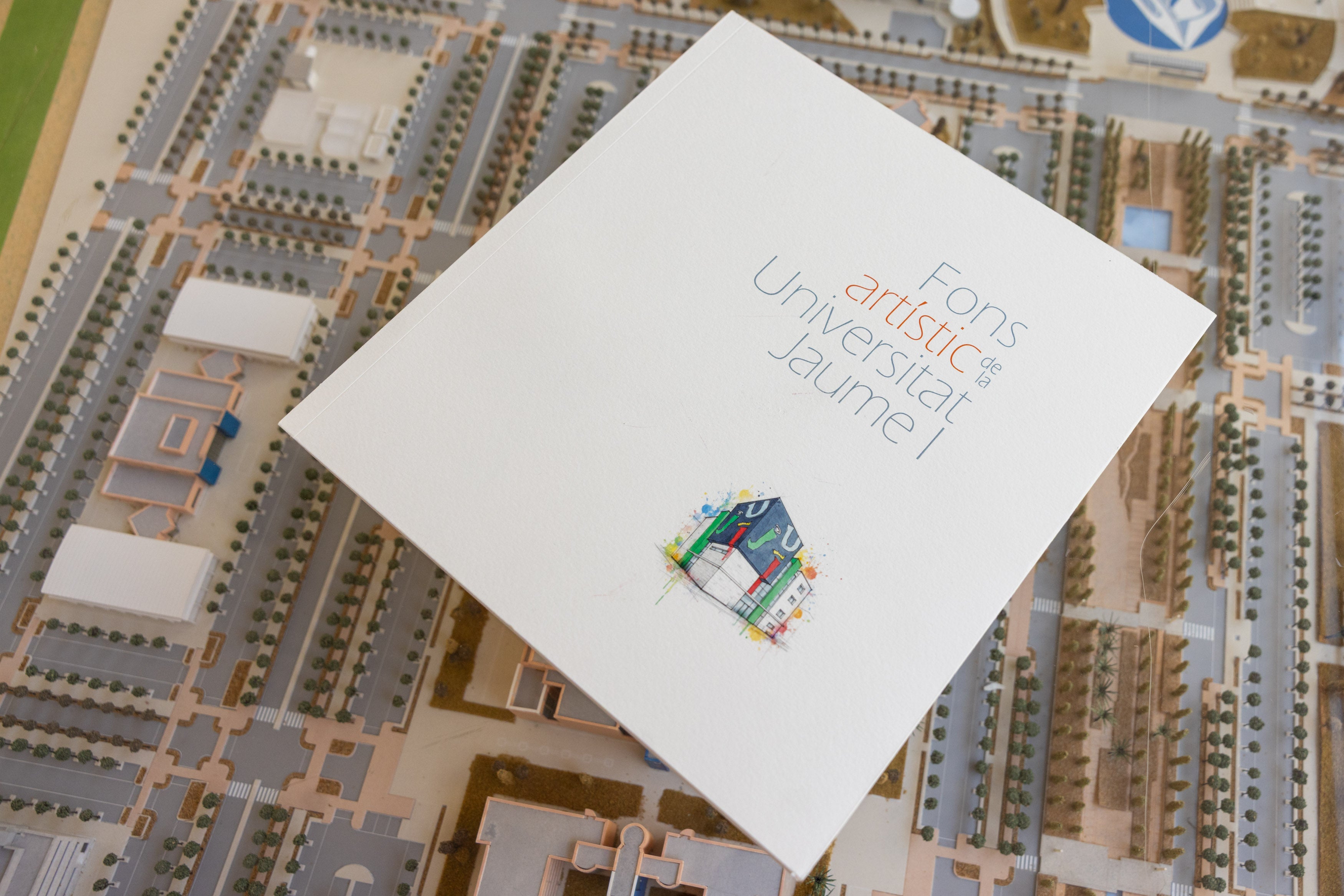 La UJI abre al público su fondo artístico con una nueva web y un libro por su 35 aniversario La UJI abre al público su fondo artístico con una nueva web y un libro por su 35 aniversario