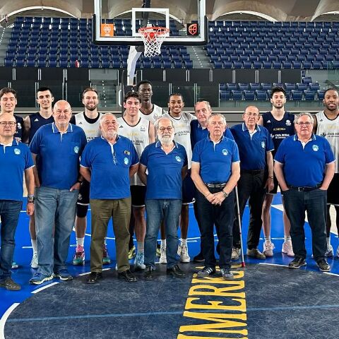 Los miembros del Círculo con el equipo de Oviedo Baloncesto