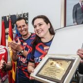 Carolina Holguín, junto a Rubén Alfaro y Enrique Quílez. 