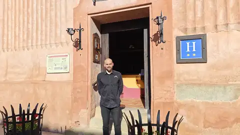 Manolo Górriz ante las puertas de su hotel de Rubielos CADENA