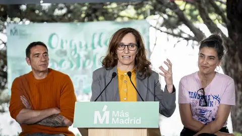 La ministra de Sanidad, Mónica García, interviene junto a Emilio Delgado y Manuela Bergerot en un acto de Más Madrid. La ministra de Sanidad, Mónica García, interviene junto a Emilio Delgado y Manuela Bergerot en un acto de Más Madrid.