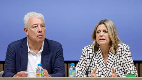 La consellera de Educación, Carmen Ortí, y el secretario autonómico de Educación, Daniel McEvoy, durante la rueda de prensa ofrecida tras la reunión de negociación. r La consellera de Educación, Carmen Ortí, y el secretario autonómico de Educación, Daniel McEvoy, durante la rueda de prensa ofrecida tras la reunión de negociación. r