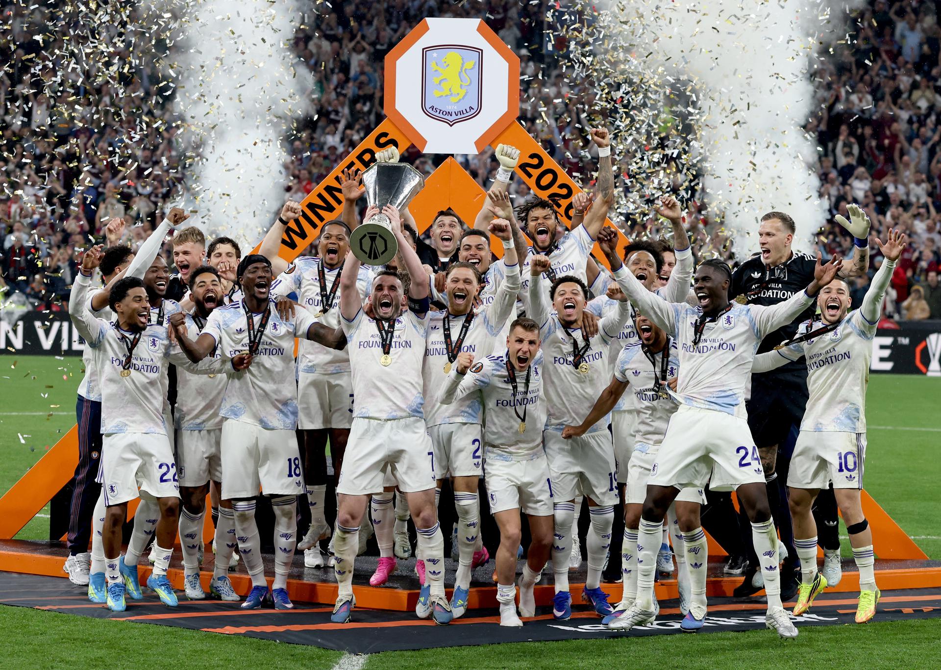 Los jugadores del Aston Villa levantan la Europa League Los jugadores del Aston Villa levantan la Europa League