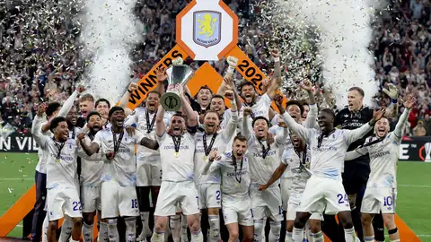 Los jugadores del Aston Villa levantan la Europa League Los jugadores del Aston Villa levantan la Europa League
