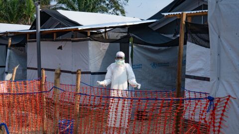 Un profesional sanitario desinfecta un centro de tratamiento del ébola en la zona sanitaria de Bulape, en la República Democrática del Congo (RDC) Un profesional sanitario desinfecta un centro de tratamiento del ébola en la zona sanitaria de Bulape, en la República Democrática del Congo (RDC)