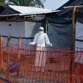 Un profesional sanitario desinfecta un centro de tratamiento del ébola en la zona sanitaria de Bulape, en la República Democrática del Congo (RDC)