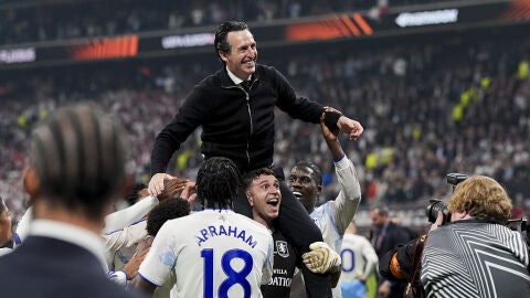 Unai Emery celebra la Europa League conquistada con el Aston Villa