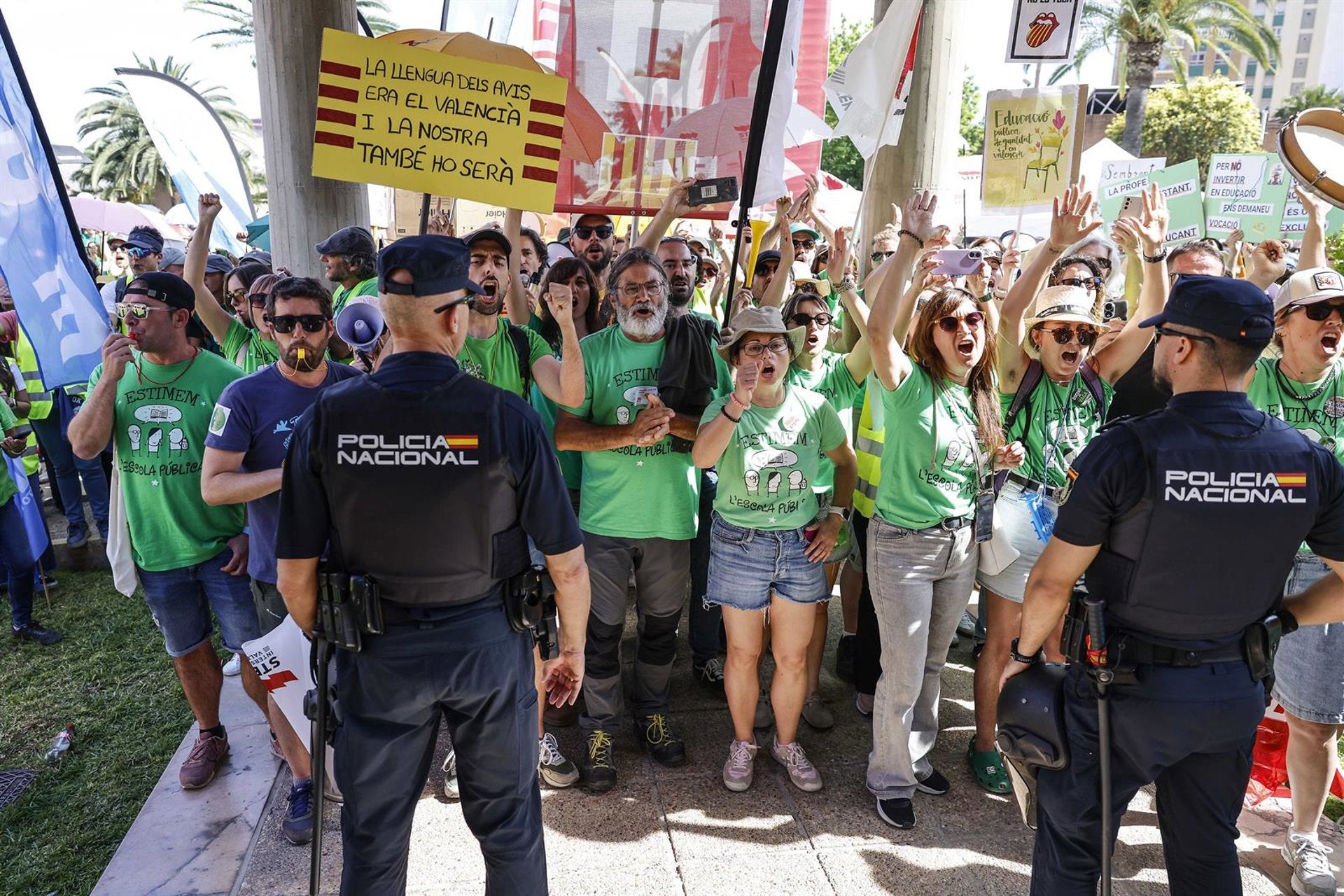 La FAMPA Castelló Penyagolosa condena la agresión policial a una maestra durante una protesta en Valencia La FAMPA Castelló Penyagolosa condena la agresión policial a una maestra durante una protesta en Valencia