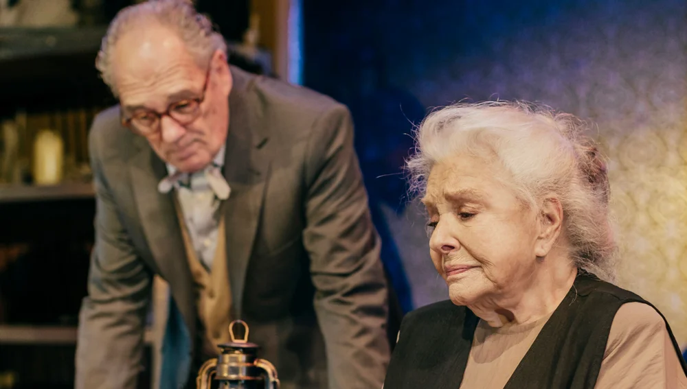 Carlos Olalla dona vida a un pastor evangèlica a l'obra 'Camino a la meca' al costat de Lola Herrera Carlos Olalla dona vida a un pastor evangèlica a l'obra 'Camino a la meca' al costat de Lola Herrera