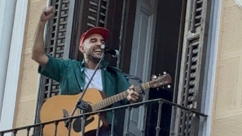 Nil Moliner cantando desde un balc&oacute;n para celebrar 'NEXO' 