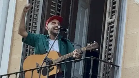 Nil Moliner cantando desde un balcón para celebrar 'NEXO' Nil Moliner cantando desde un balcón para celebrar 'NEXO'
