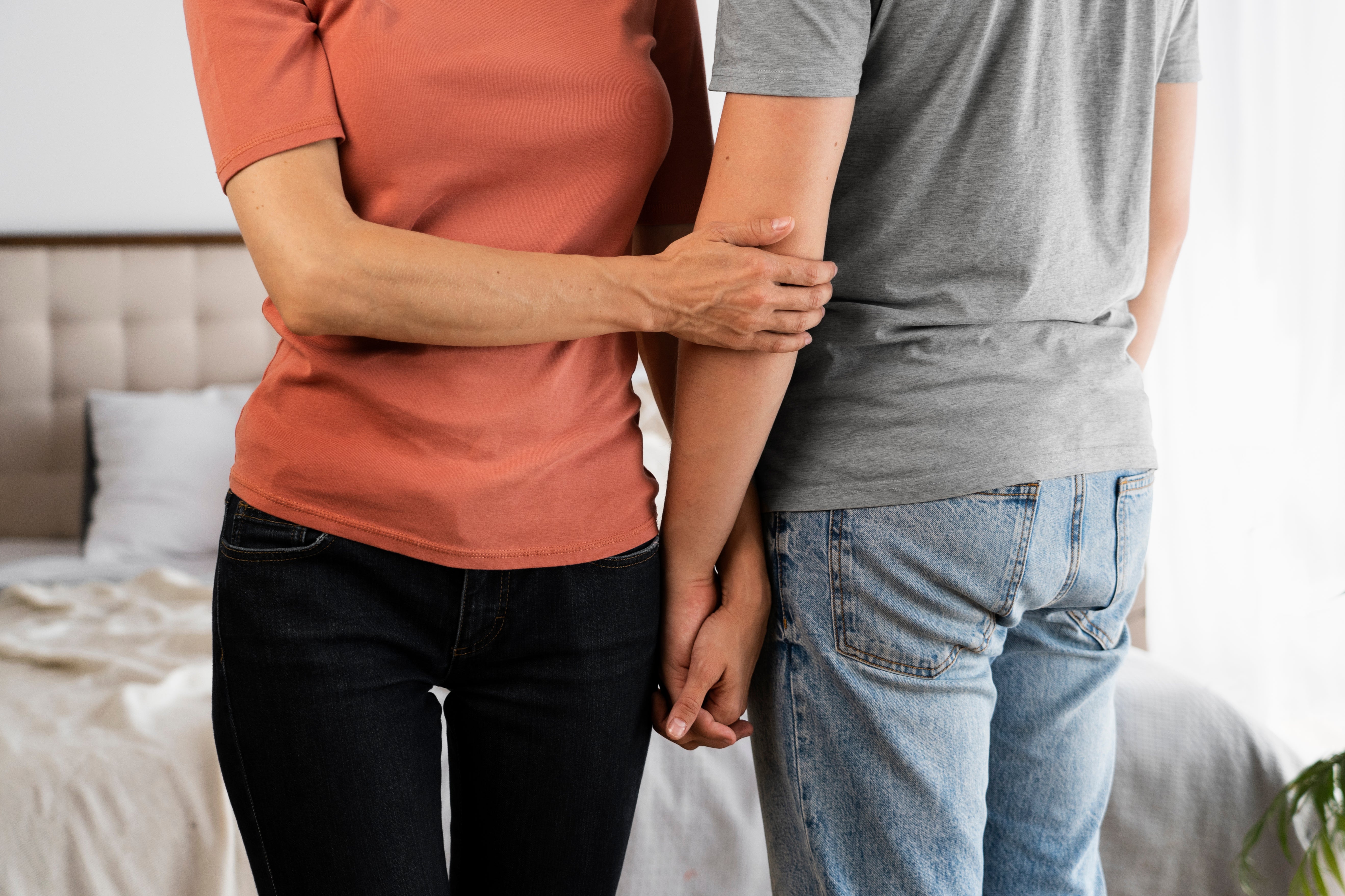 Pareja con las manos entrelazadas Pareja con las manos entrelazadas