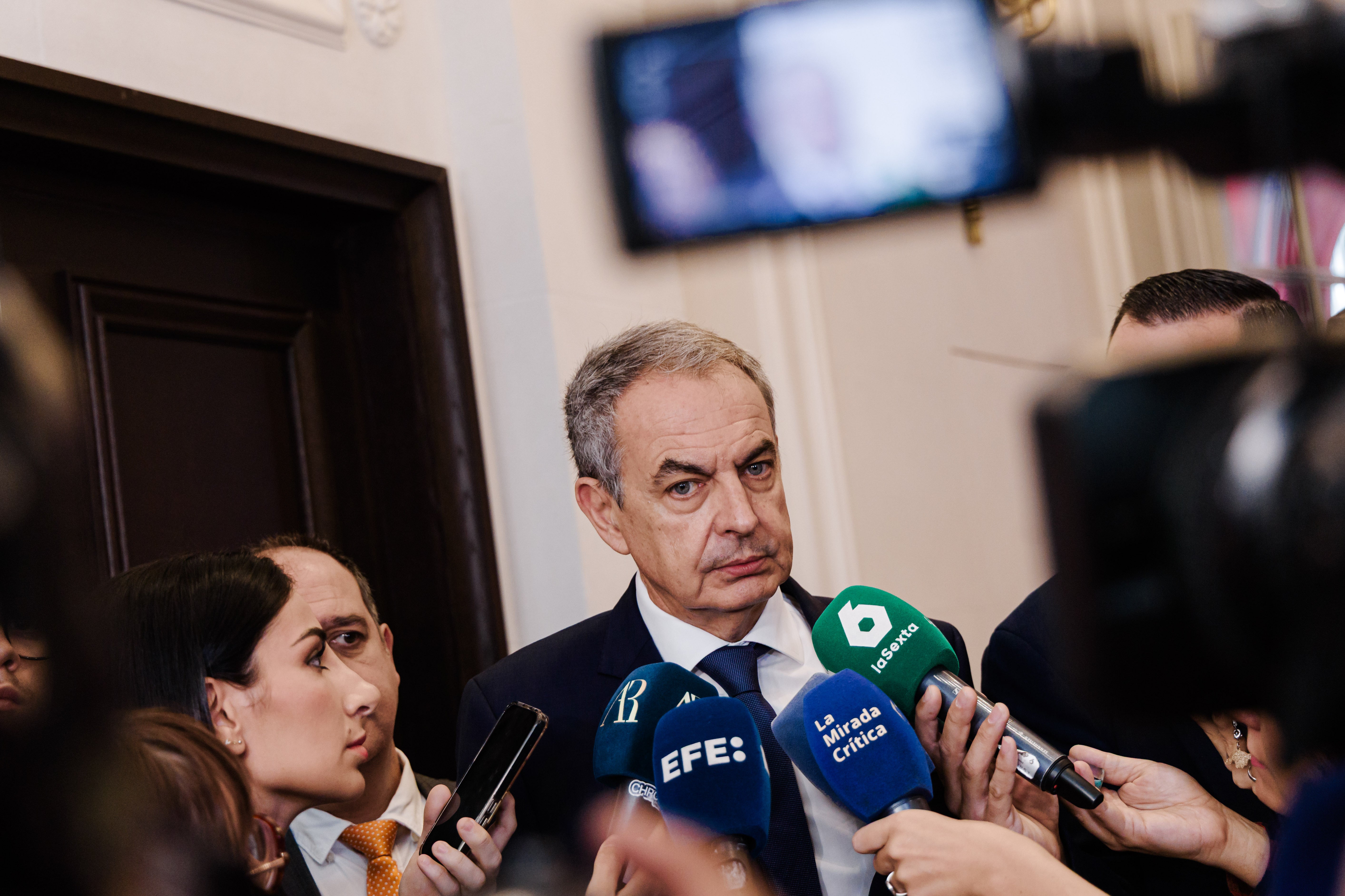 El expresidente del Gobierno José Luis Rodríguez Zapatero atiende a los medios tras el encuentro en el Hotel Mandarin Oriental Ritz, a 25 de septiembre de 2025 El expresidente del Gobierno José Luis Rodríguez Zapatero atiende a los medios tras el encuentro en el Hotel Mandarin Oriental Ritz, a 25 de septiembre de 2025