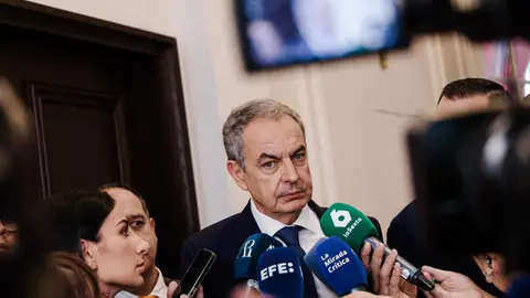 El expresidente del Gobierno José Luis Rodríguez Zapatero atiende a los medios tras el encuentro en el Hotel Mandarin Oriental Ritz, a 25 de septiembre de 2025 Quién es Gertrudis Alcázar, la secretaria de Zapatero a la que la UDEF atribuye un "papel esencial" en la supuesta trama