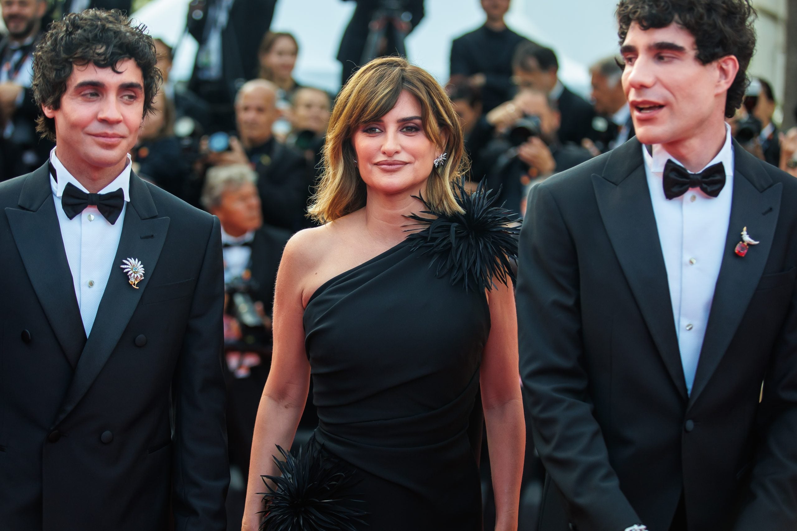 Gran ovación en Cannes para 'La bola negra', de los Javis, bien recibida también por la crítica Gran ovación en Cannes para 'La bola negra', de los Javis, bien recibida también por la crítica