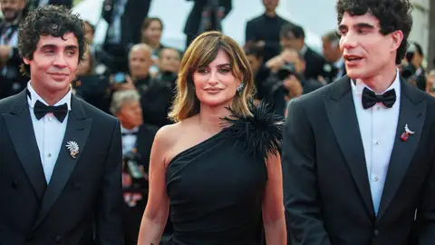 Los Javis con Penélope Cruz en el Festival de Cannes Los Javis con Penélope Cruz en el Festival de Cannes