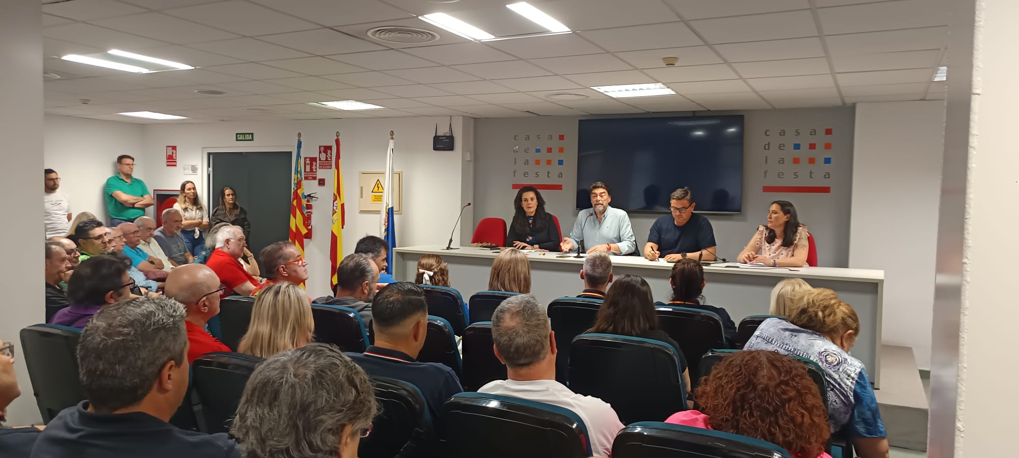 El alcalde se compromete con las hogueras y barracas a simplificar los trámites y revisar las ordenanzas relacionadas con la Fiesta El alcalde se compromete con las hogueras y barracas a simplificar los trámites y revisar las ordenanzas relacionadas con la Fiesta