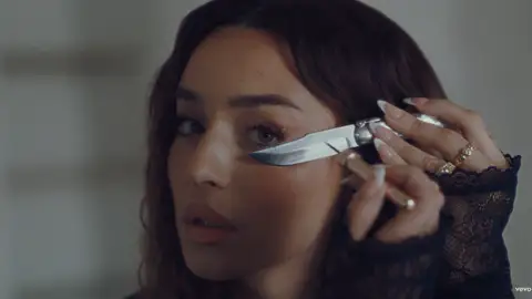 Lola Índigo en el videoclip de 'El bachatón de la L' Lola Índigo en el videoclip de 'El bachatón de la L'