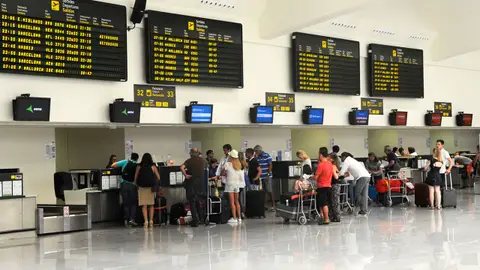 Pasajeros en el aeropuerto de Menorca Pasajeros en el aeropuerto de Menorca