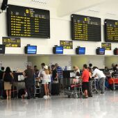 Pasajeros en el aeropuerto de Menorca