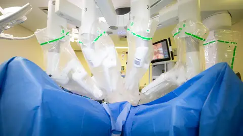 Vithas Málaga incorpora el robot quirúrgico Da Vinci, para la realización de cirugías de máxima precisión Vithas Málaga incorpora el robot quirúrgico Da Vinci, para la realización de cirugías de máxima precisión