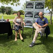Lara Vivero y José Ferreras, director médico de Maex Ferreras, en Golf Xaz