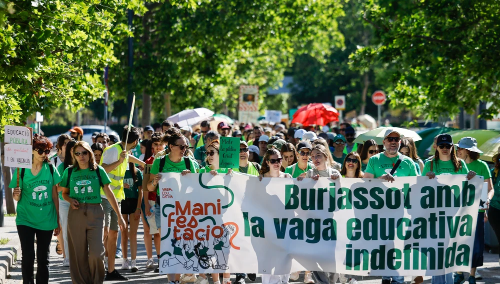 La columna del profesorado de la enseñanza pública no universitaria de Burjassot (Valencia) se dirige a la manifestación convocada en València, desde la Conselleria de Hacienda hasta el Palau de la Generalitat. La columna del profesorado de la enseñanza pública no universitaria de Burjassot (Valencia) se dirige a la manifestación convocada en València, desde la Conselleria de Hacienda hasta el Palau de la Generalitat.