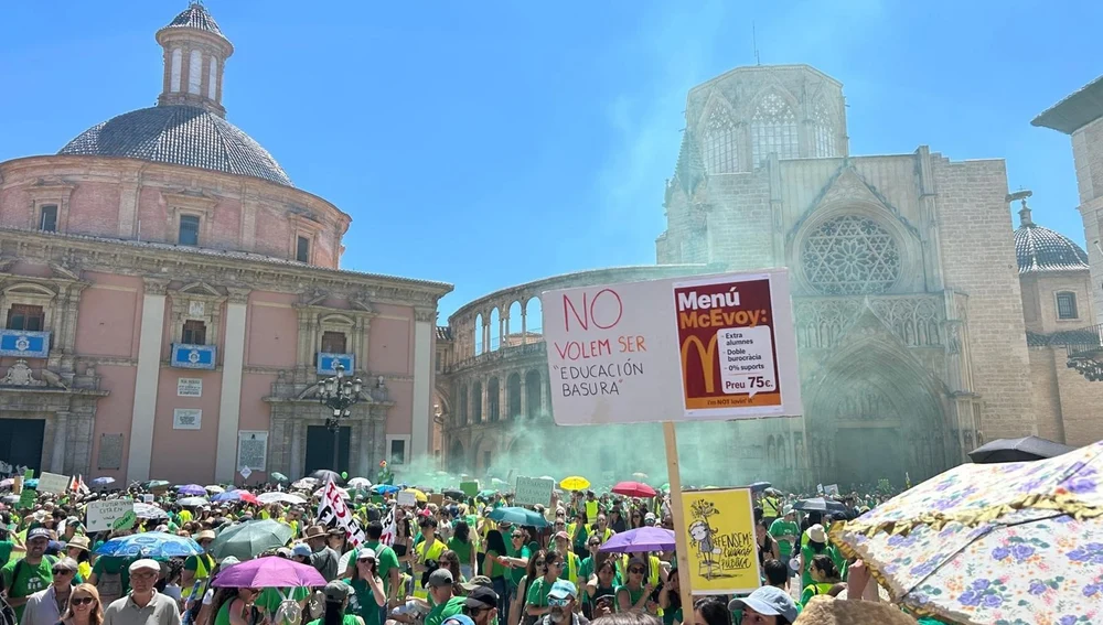 Manifestación a su paso por la Plaza de la Virgen - Manifestación a su paso por la Plaza de la Virgen -