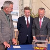Jesús Martín, alcalde de Valdepeñas, Emiliano García-Page, presidente de CLM, y Luis Furnells, presidente ejecutivo Grupo Oesía